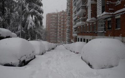 Nieve hoy, últimas noticias | Gran parte de España sigue en riesgo extremo: Barajas cierra, se suspenden los trenes en Madrid y Castilla-La Mancha y suspenden las clases