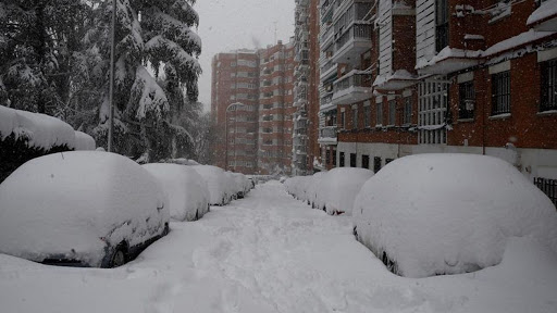 Nieve hoy, últimas noticias | Gran parte de España sigue en riesgo extremo: Barajas cierra, se suspenden los trenes en Madrid y Castilla-La Mancha y suspenden las clases